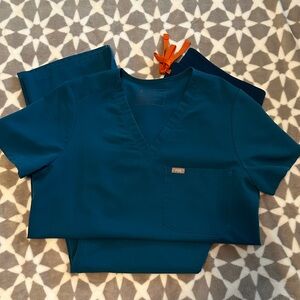 Figs Alps Blue scrub set.